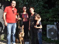 Salih Bey ve ailesi köpekleri Talya ile birlikte